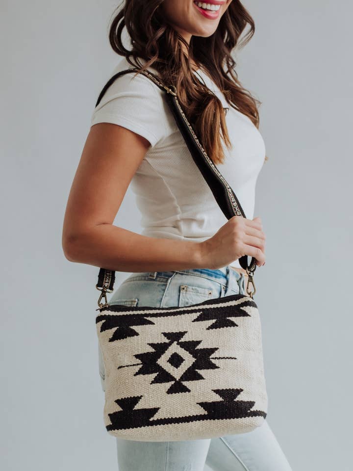 Sac à bandoulière aztèque crème et noir pour la vente par Panache Apparel Co.