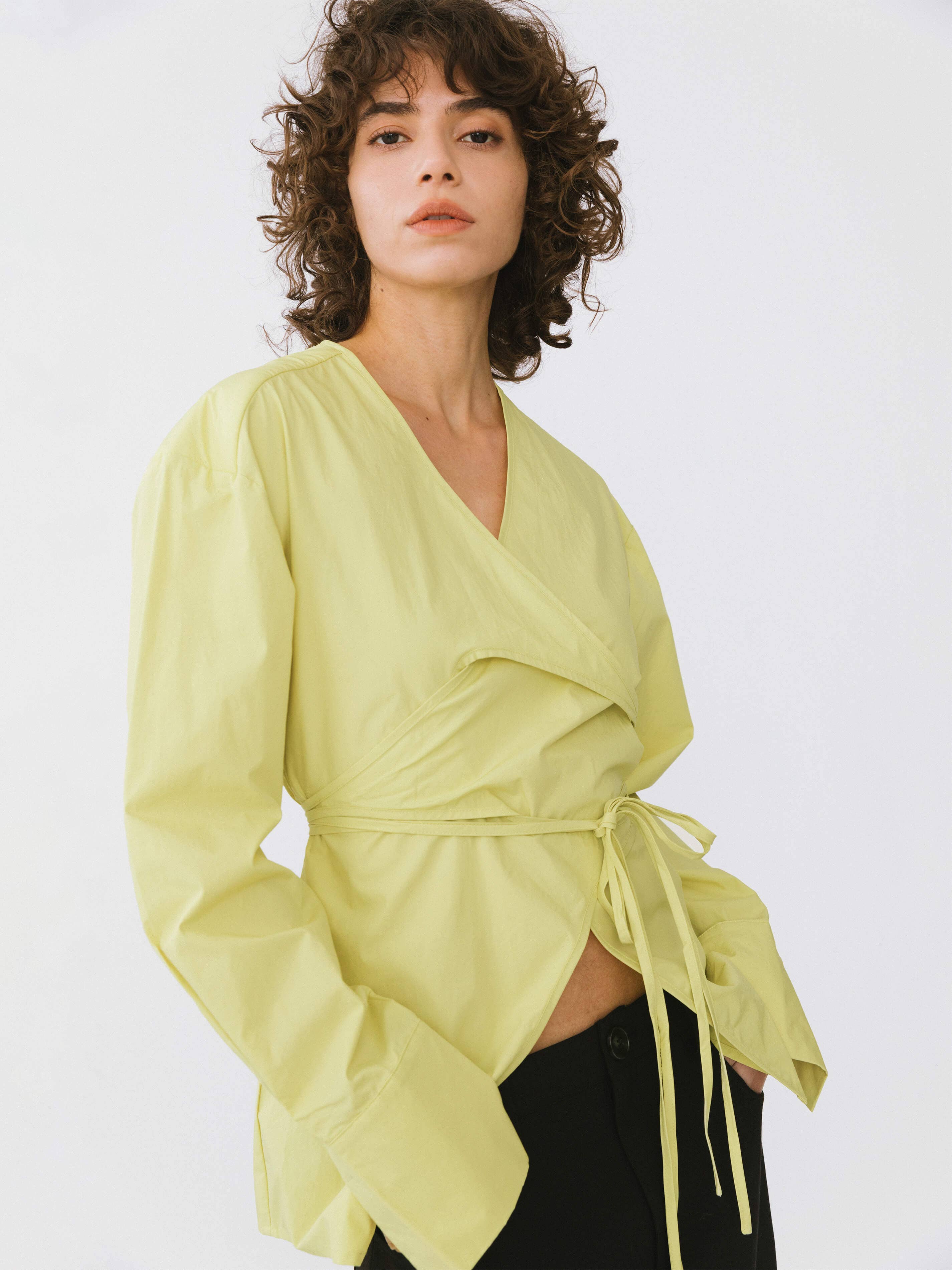 CUBIC – wholesale Blus - Dam – Ljus blus med v-ringning och korslagda lager17