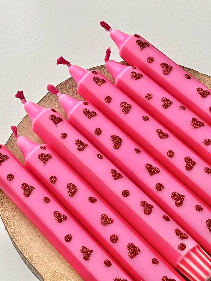 Røde/rosafarvede dip dye kagedlys med glitrende hjerter for engroshandel hos Dot Home Aroma