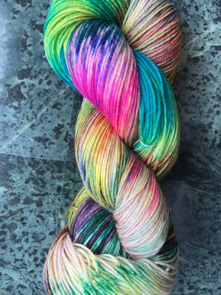 Fio de Lã Merino Tingido à mão - Fio macio e Durável para Tricotar e Crochetar | Lã Merino Tingida Indie | Dedo | Fever Dream por atacado de Honey and Clover Knits, LLC