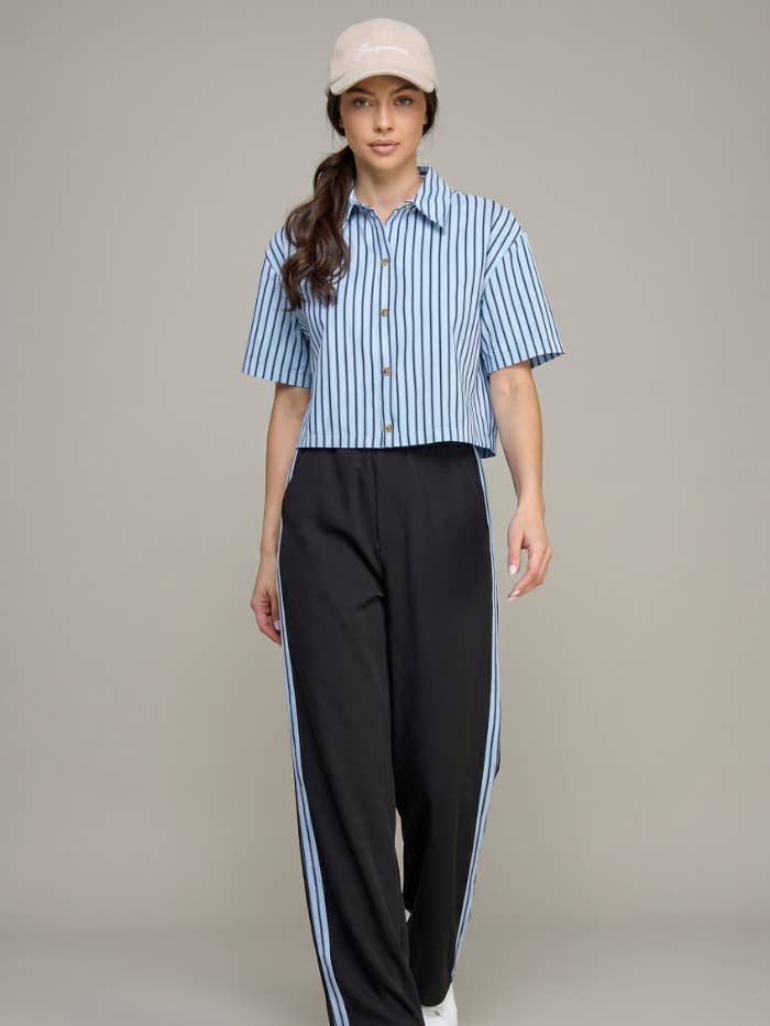 Ensemble deux pièces avec haut à col et manches courtes et pantalon à garniture latérale pour la vente par RUBIENN