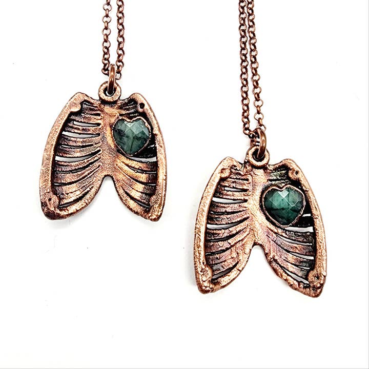 MergingMetals – Engroshandel Halskæde med vedhæng – Vogtet Kærlighed Facetteret Smaragd Halskæde / Anatomi, Ribbenbur1