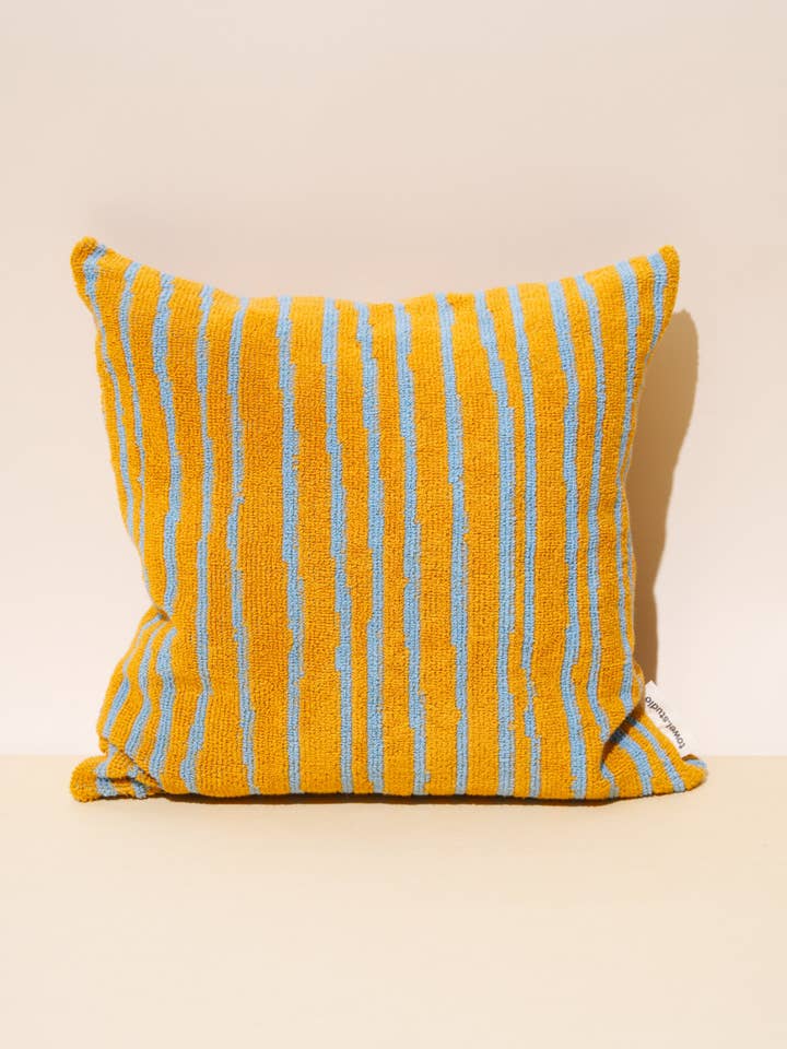 Housse de coussin à rayures caramel et bleu ciel | 40 cm x 40 cm pour la vente par towel.studio