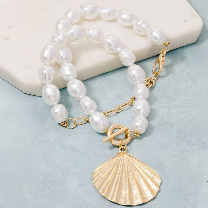 Collier à perles avec pendentif en forme de grande coquille de palourde pour la vente par The Looks by Fame Accessories