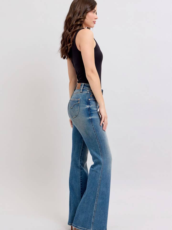 Watermelon Apparel – Großhandel Jeans – Damen – Judy Blue Mid Rise Tummy Control Vintage Wash Rückenschildtasche Schlaghose, Innenbeinlänge 33"