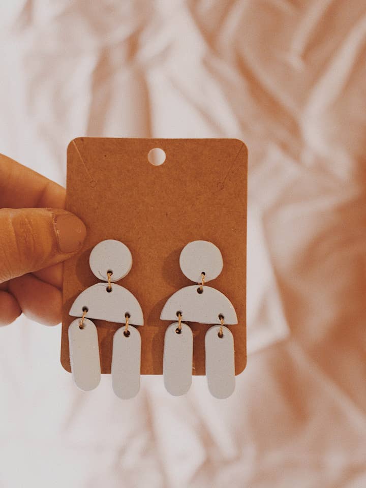 Boucle d'oreille bébé Clay pour la vente par Olive an Rose