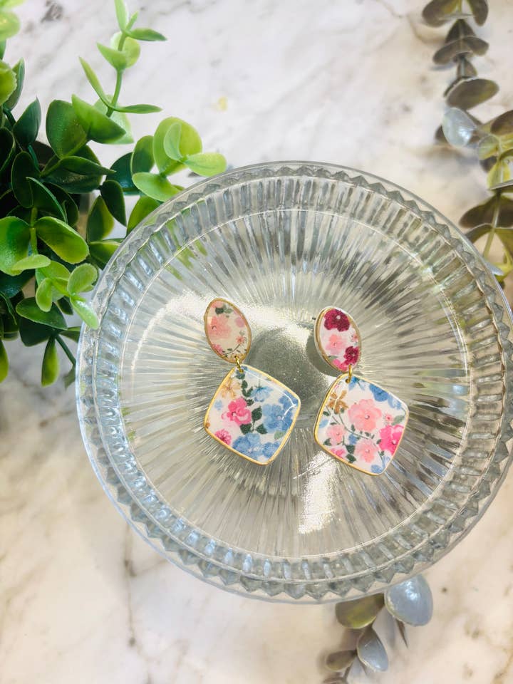 Boucles d'oreilles pendantes florales de printemps pour la vente par McKinley Clay