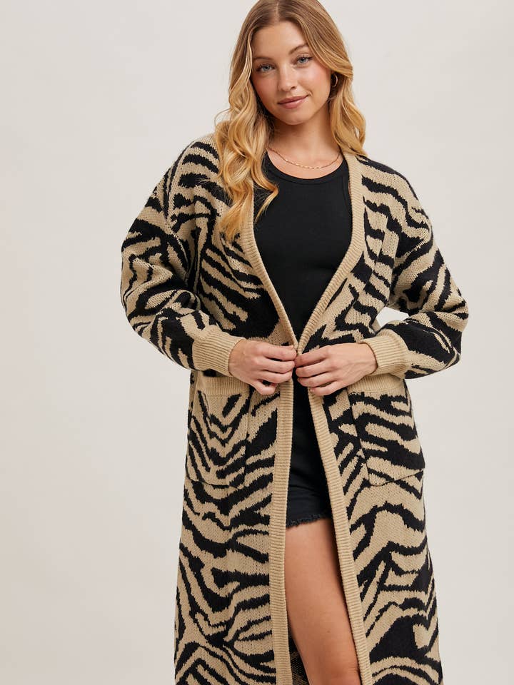 STRICKPULLOVER MIT OFFENER VORDERSEITE UND ANIMAL-PRINT, LANGE STRICKJACKE für den Großhandel von Bluivy