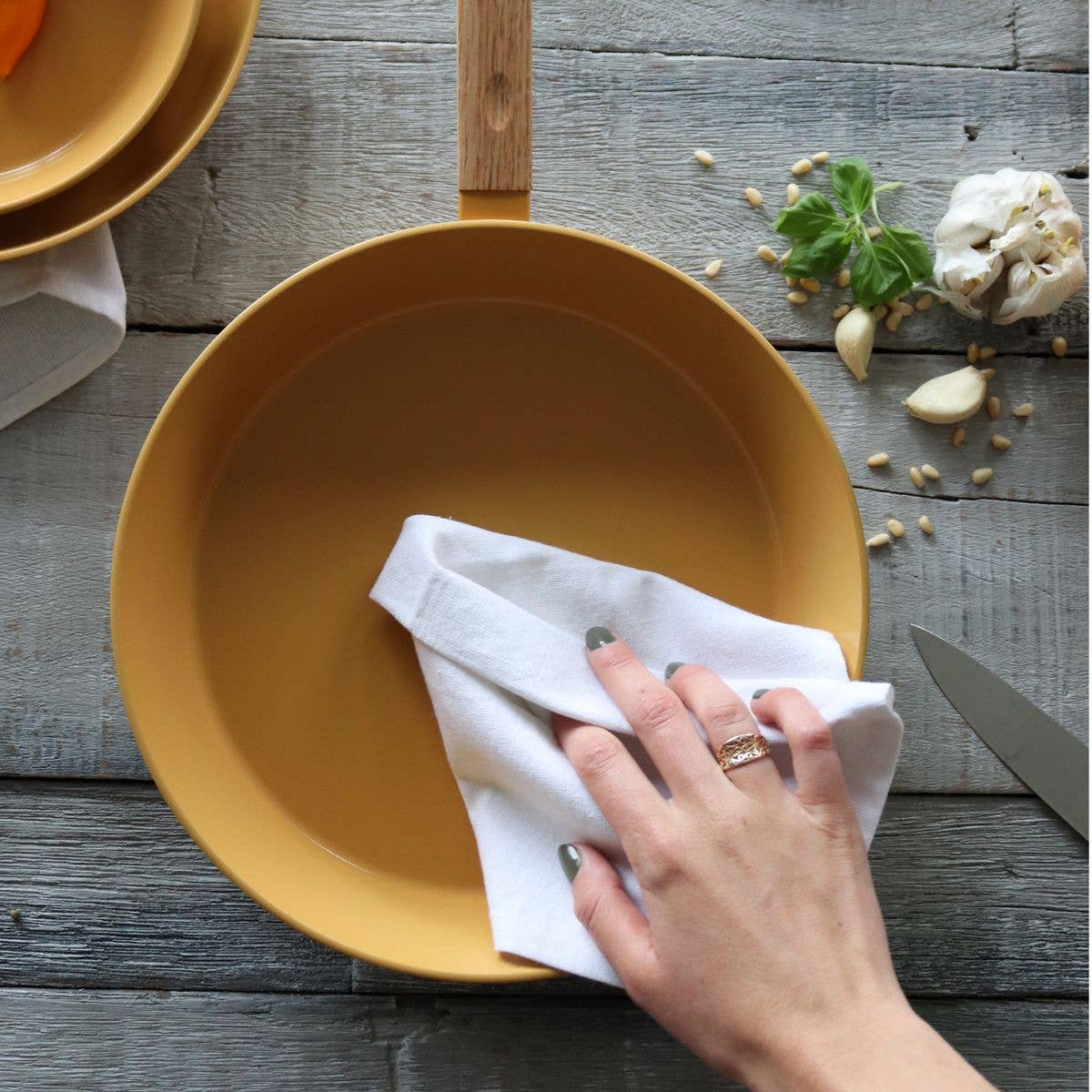 Ogo living - Vendita all'ingrosso Padelle - Padella ector da 24 cm in alluminio giallo con manico in legno2