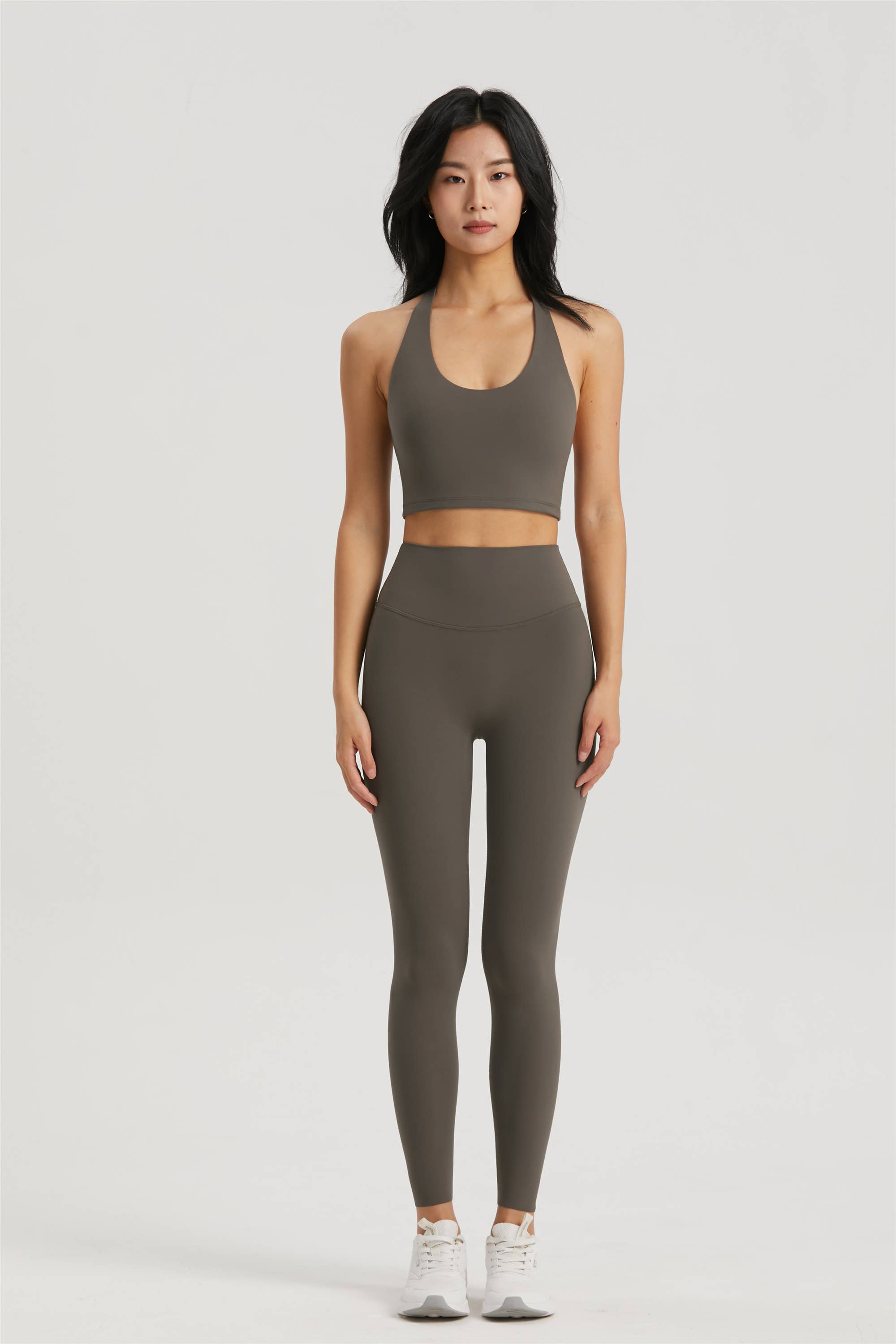 91thelabel – Großhandel Sportbekleidungsset – Damen – Daphne Lycra® Neckholder-Sport-BH & Leggings-Set7