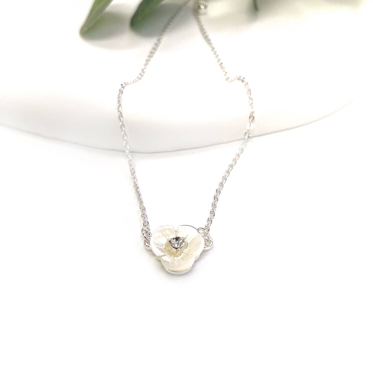 StarryNYC - Wholesale Pendant/Charm Necklace - Natural Mother of Pearl Flower Charm Pendant Necklace1