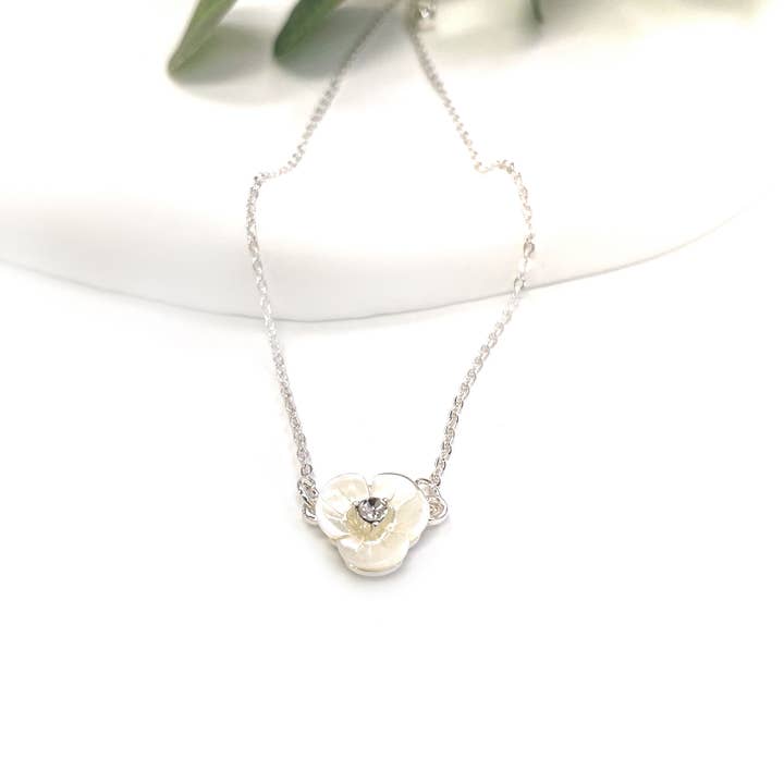 StarryNYC - Wholesale Pendant/Charm Necklace - Natural Mother of Pearl Flower Charm Pendant Necklace1
