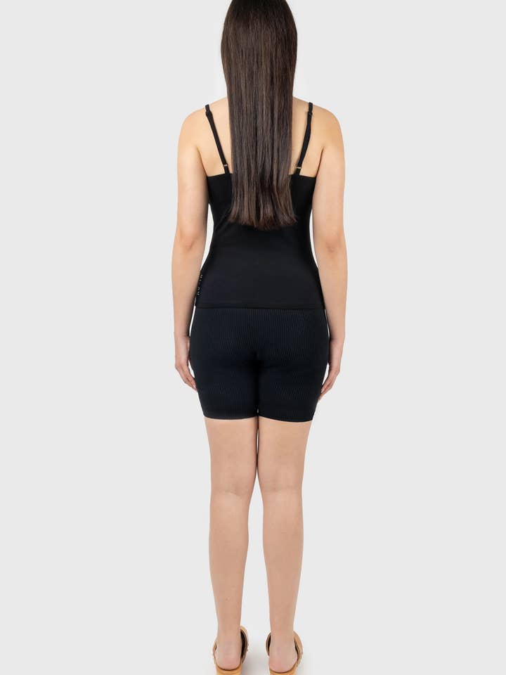 Top camicia a spalline sottili per la vendita all'ingrosso da parte di NU-IN