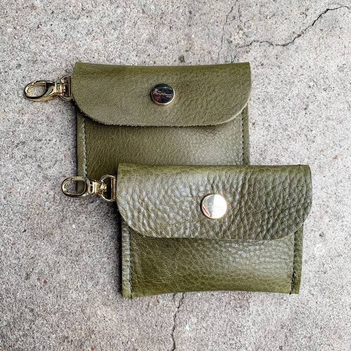 Porte-clé en cuir grainé doux au beurre vert olive pour la vente par Wild Sky Leather