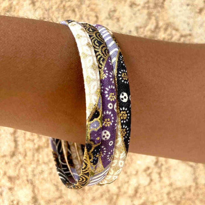 Bracelet plat en tissu Japonais Nami Ecru, Noir, Mauve et Or pour la vente par Melokane