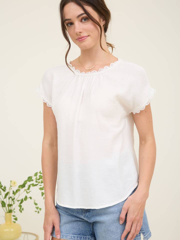 Blu Pepper – wholesale Blus - Dam – Kortärmad blus med spetskant och rosett bak19