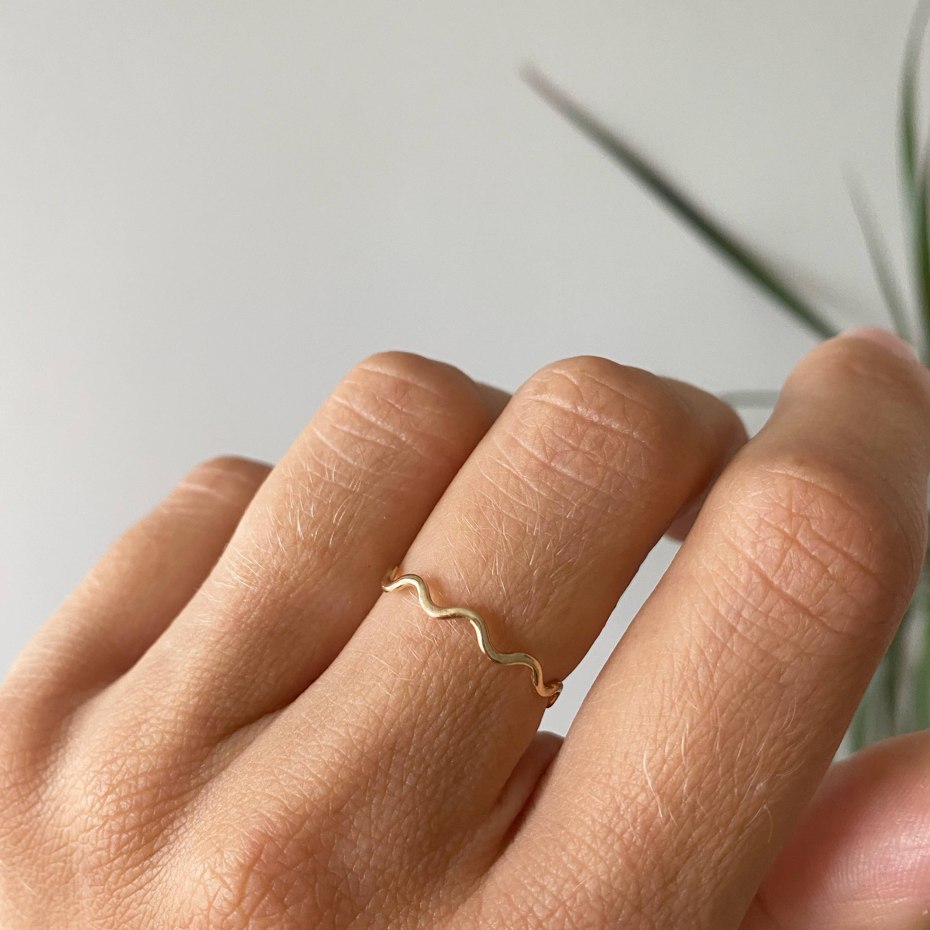 Goldeluxe Jewelry – Engroshandel Båndring – Wavy Ripple Stacking Ring - Guld Fyld4
