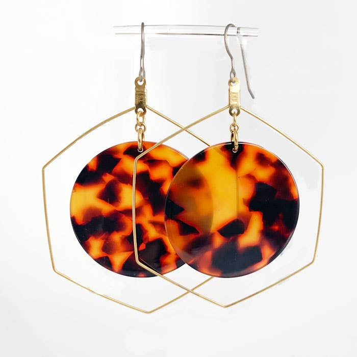 Boucles d'oreilles pendantes en forme de coquille de tortue — ambre—acétate pour la vente par Grey Theory Mill