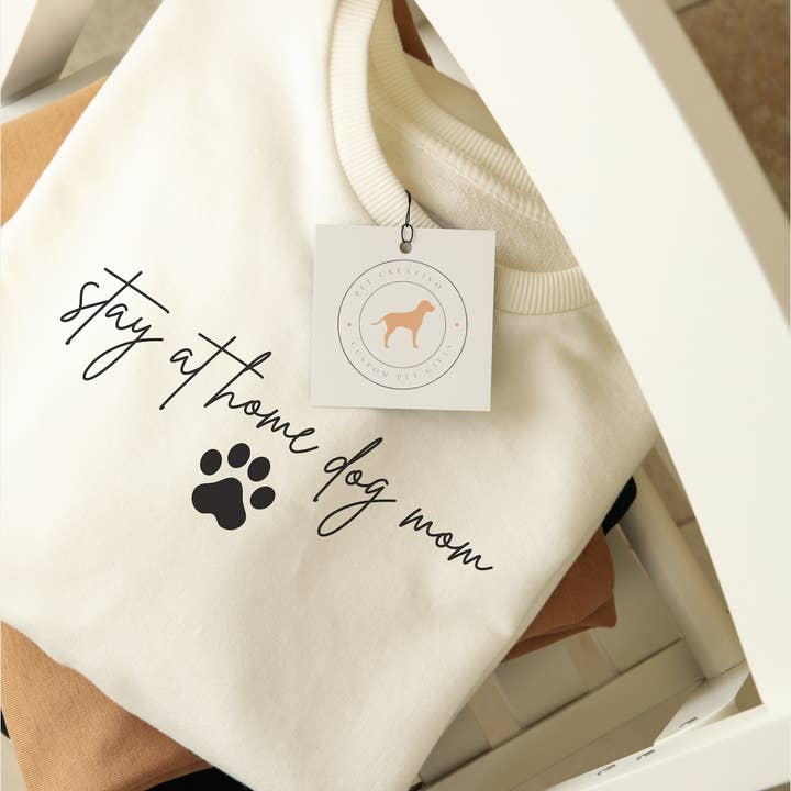 Restez à la maison Chien Mom Sweat-shirt pour la vente par Pet Creativo