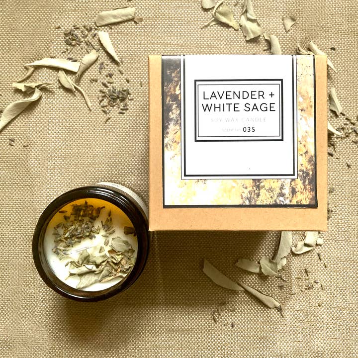 Lavendel + Vit Sage Sojakvax Ljus för wholesale av Nicole Rose Studio