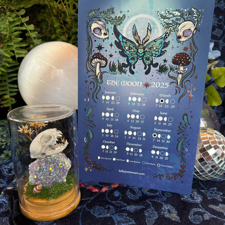 Secret Creatures - Vendita all'ingrosso Calendario - Calendario Lunare 2025, Design di Falena e Fungo