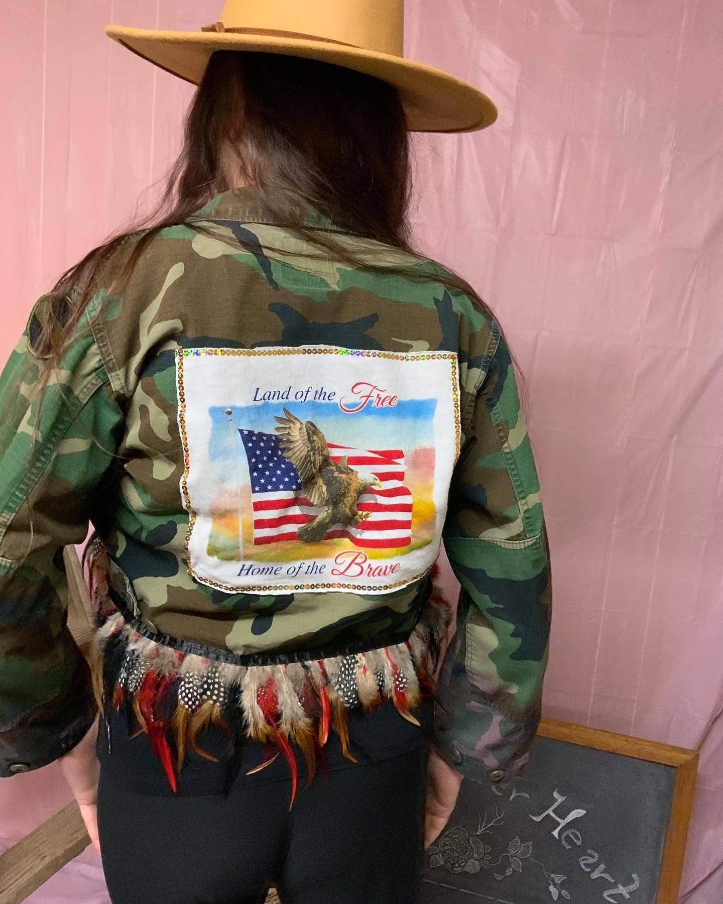 Camuflaje corto con parches y plumas de nativos americanos al por