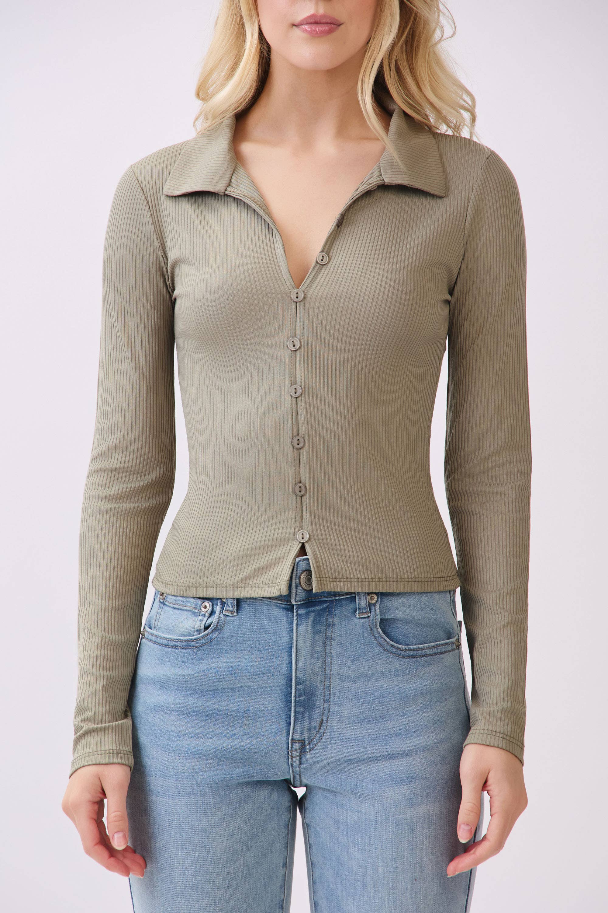 Heart & Hips - Vendita all'ingrosso Top in maglia - Donna - RT56235L - POLO A MANICHE LUNGHE CON BOTTONI E PASSANTE DAVANTI3