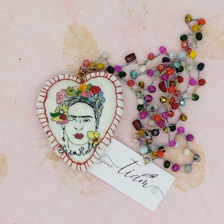 Collana con Cuore ricamato con immagine di Frida Kahlo per la vendita all'ingrosso da parte di Tiám