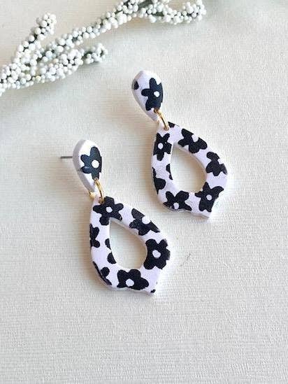 Boucles d'oreilles marguerites blanches en argile polymère, pendants d'argile classiques, boucles d'oreilles florales noires, boucles d'oreilles fantaisie mignonnes, pendants marguerite, boucles d'oreilles blanches, pour la vente par Miles and Milo Polymer Clay Collection