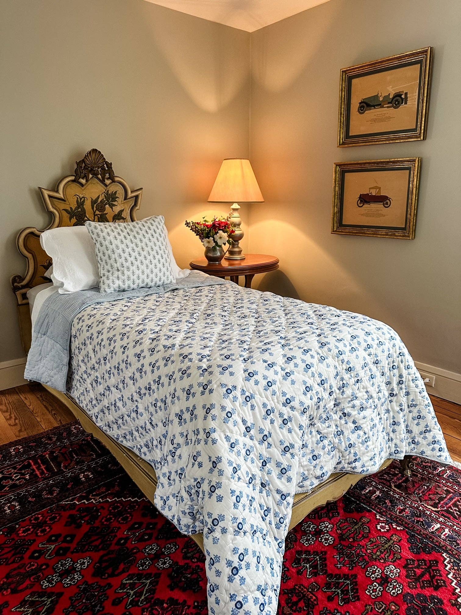 August Table – Großhandel Bettdecke – Steppdecke - Villa Vaux Petit Blau und Weiß und Streifen3