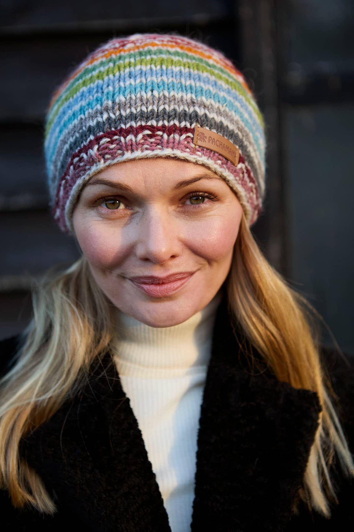 Un colore Cappello Hoxton a righe colorate in lana lavorata a maglia in vendita all'ingrosso su Faire6