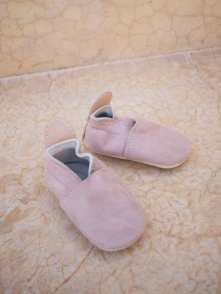 Chaussons en daim pour bébé | Rose blush pour la vente par YONDER.
