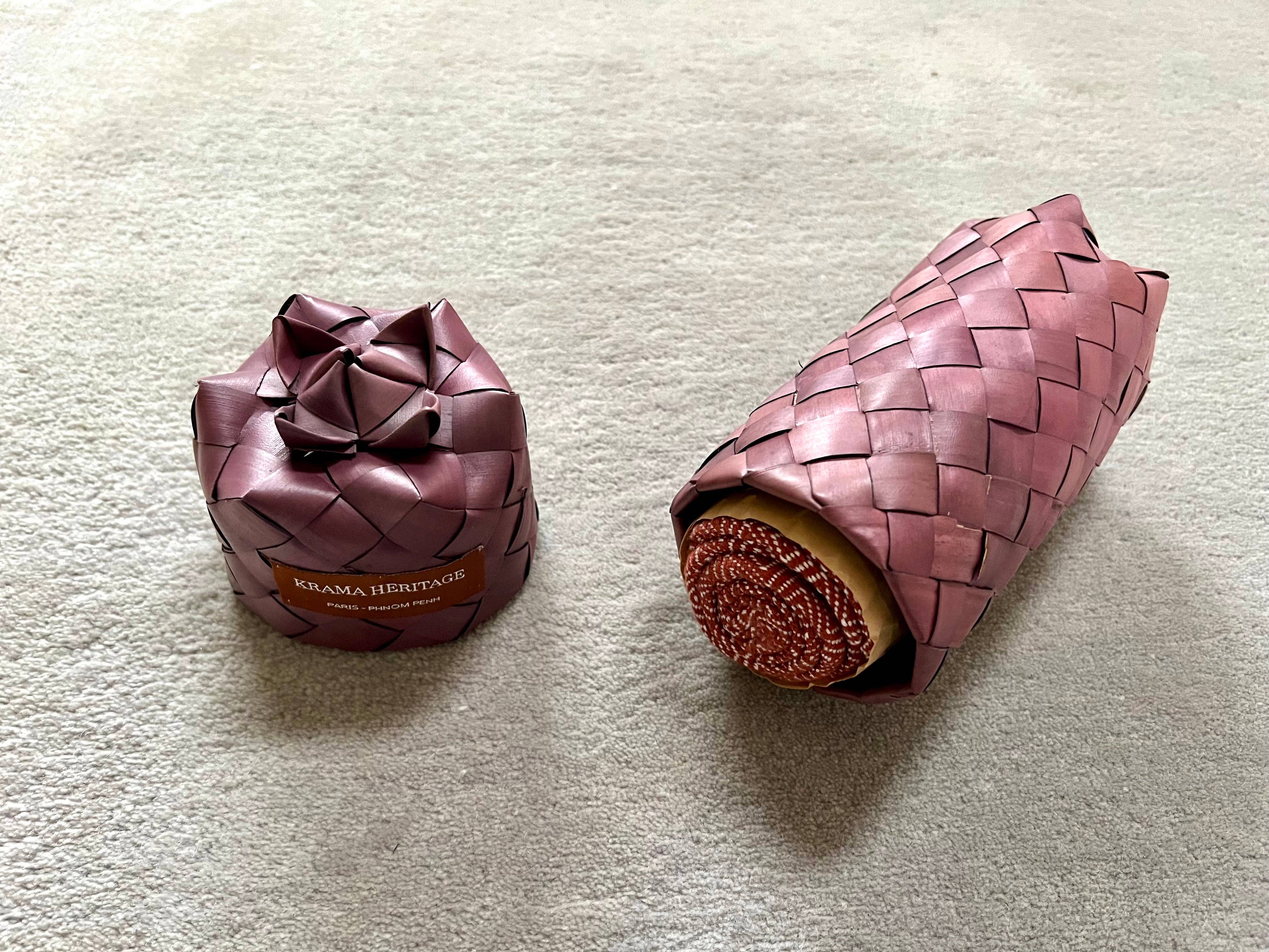 Krama Heritage - Vendita all'ingrosso Buste regalo - Piccolo krama caldo alla nocciola con custodia in foglia di palma - Donna0