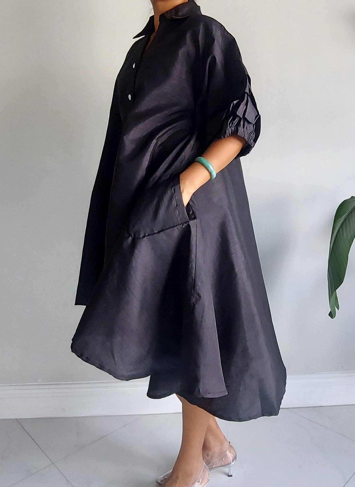 India Batik – Großhandel Kleid – Damen – Schwingendes Kleid mit Rüschenärmeln aus Kunstseide – Schwarz2