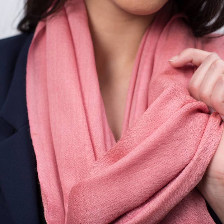 Stola in cashmere rosa Louise per la vendita all'ingrosso da parte di Jos&fine