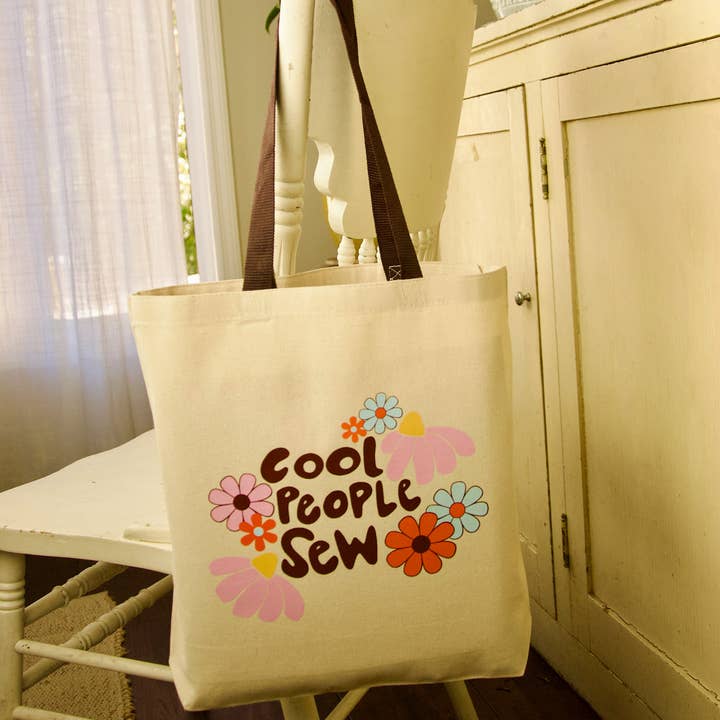 Les gens cool cousent - Tote en toile pour la vente par Kati Cupcake