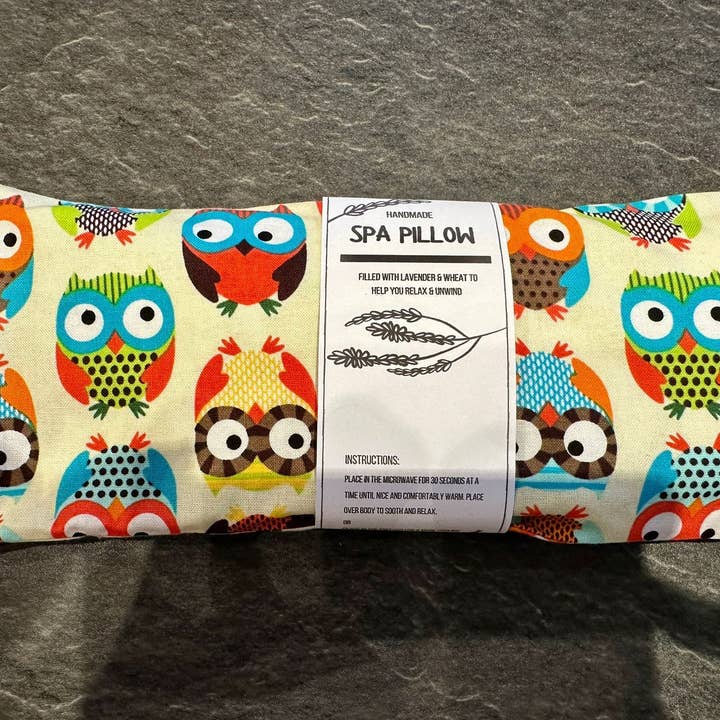 Ugleprint i flødefarve håndlavet opvarmelig lavendel- og hvedespa-pude for engroshandel hos The Hare And The Moon