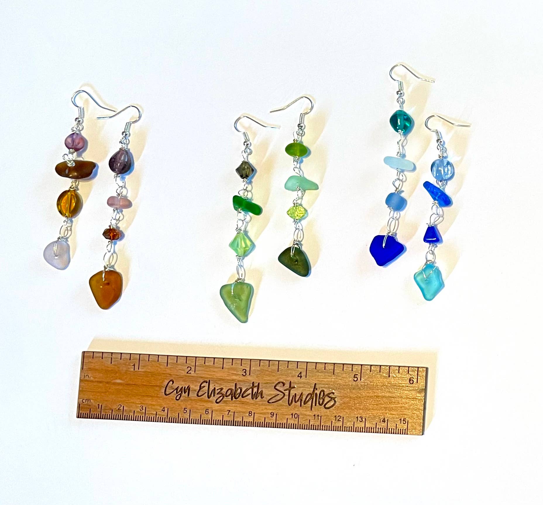 Cyn Elizabeth Studios – wholesale Hängande örhängen – Havsbus - Långa hantverksmässiga örhängen av sjöglas1