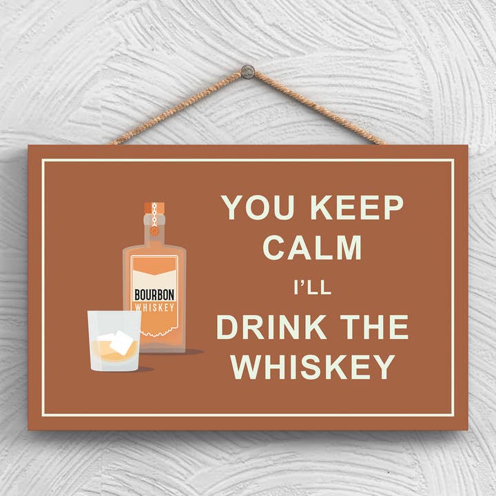 P1290 - Keep Calm Drink Whisky Comical Alco da appendere in legno per la vendita all'ingrosso da parte di Vivid Squid Wholesale