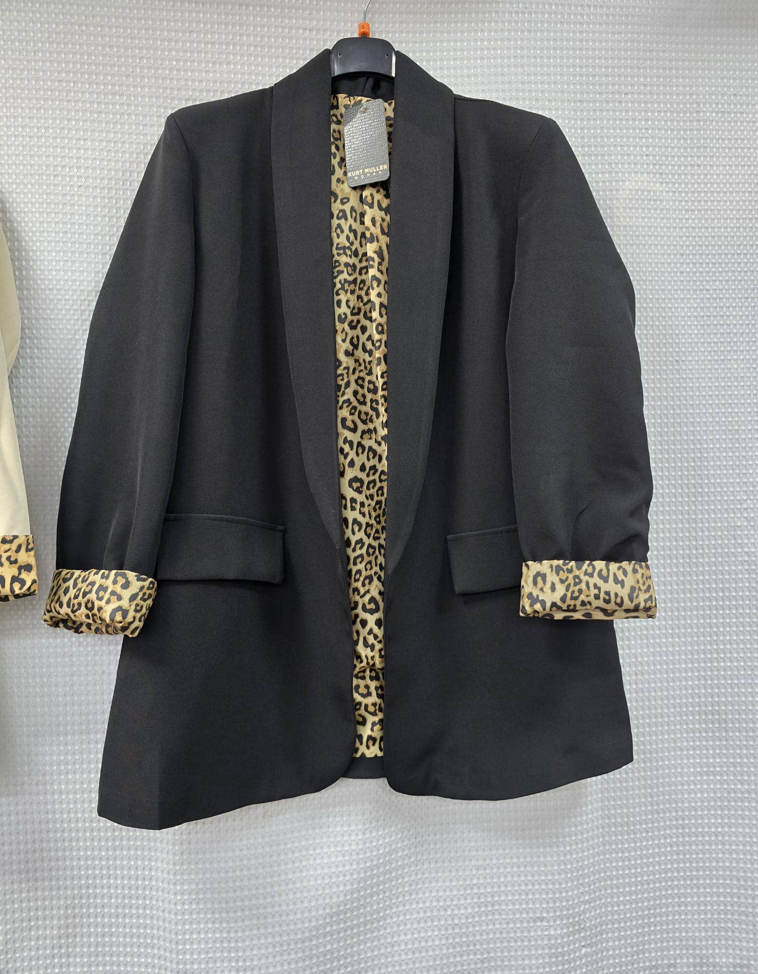 Kurt Muller – Großhandel Blazer – Damen – Blazer mit Leopardenbesatz und gekrempelten Ärmeln8