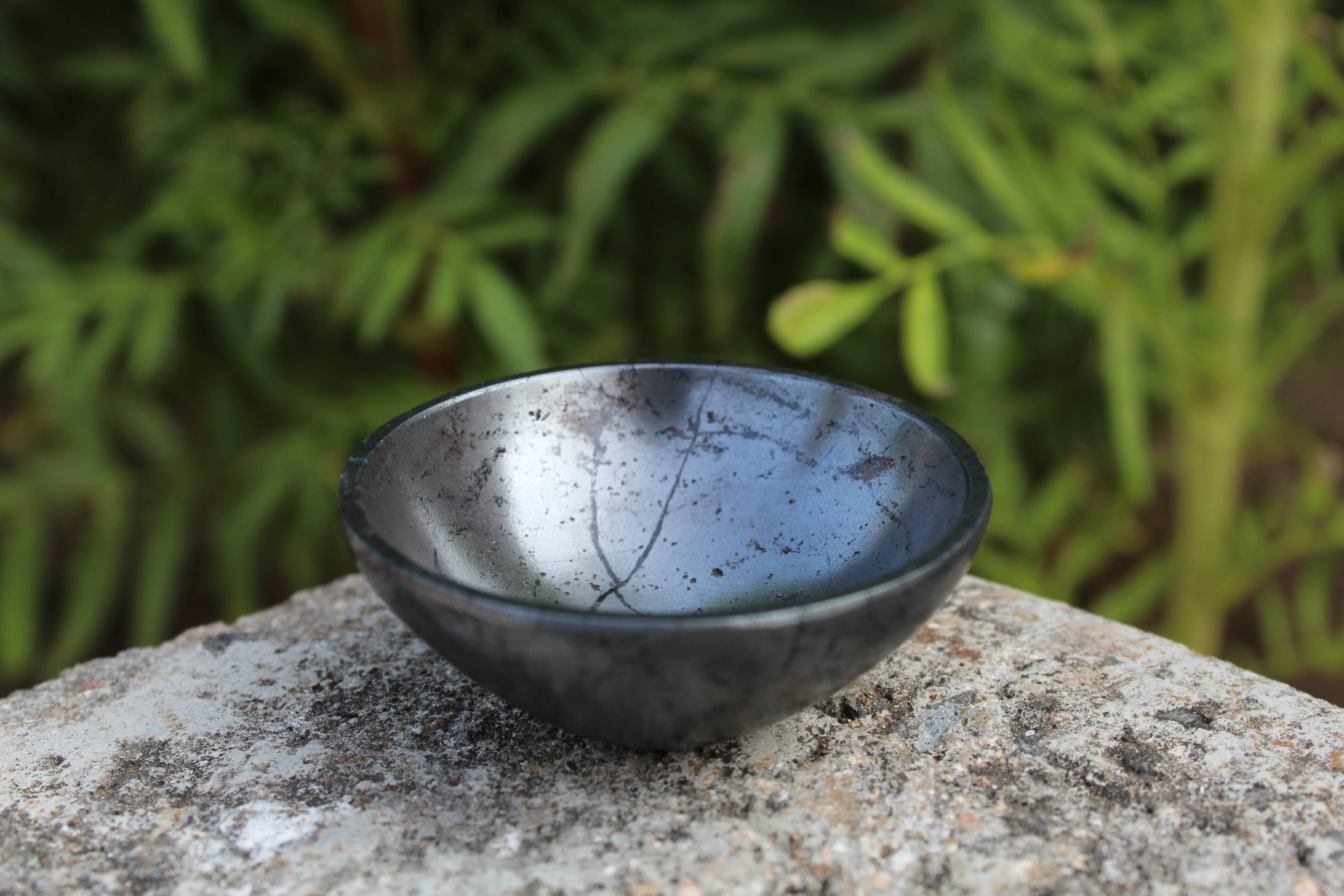 Aura Vibes – wholesale Decorative plate/dish/bowl – Natural Hematite Gemstone Hand Carved Bowl0