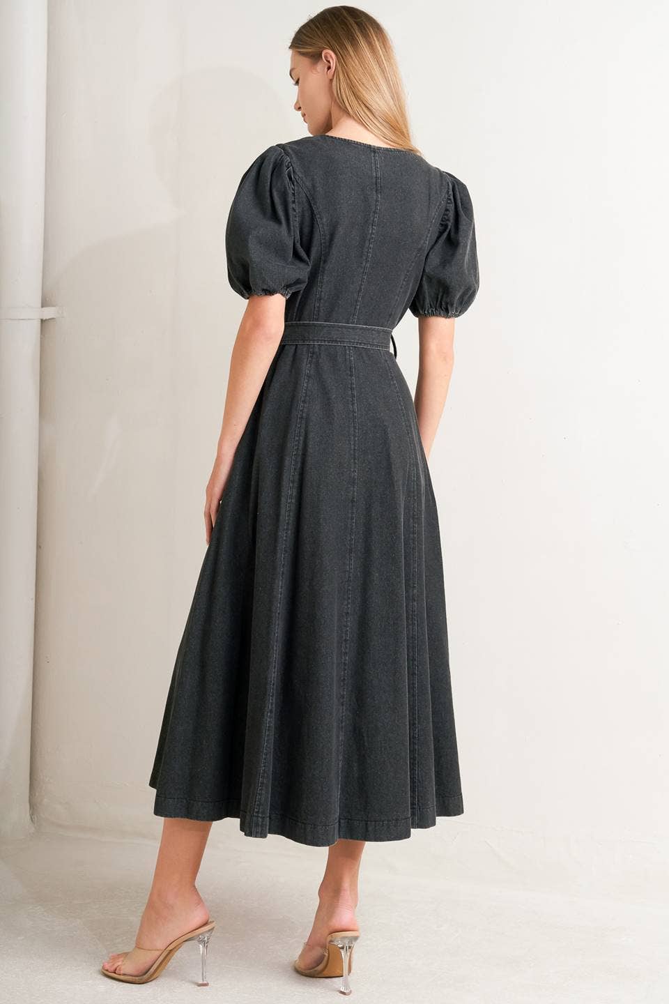 DENIM PRETO Um vestido midi jeans lavado - FD1279 para venda a revendedores na Faire4