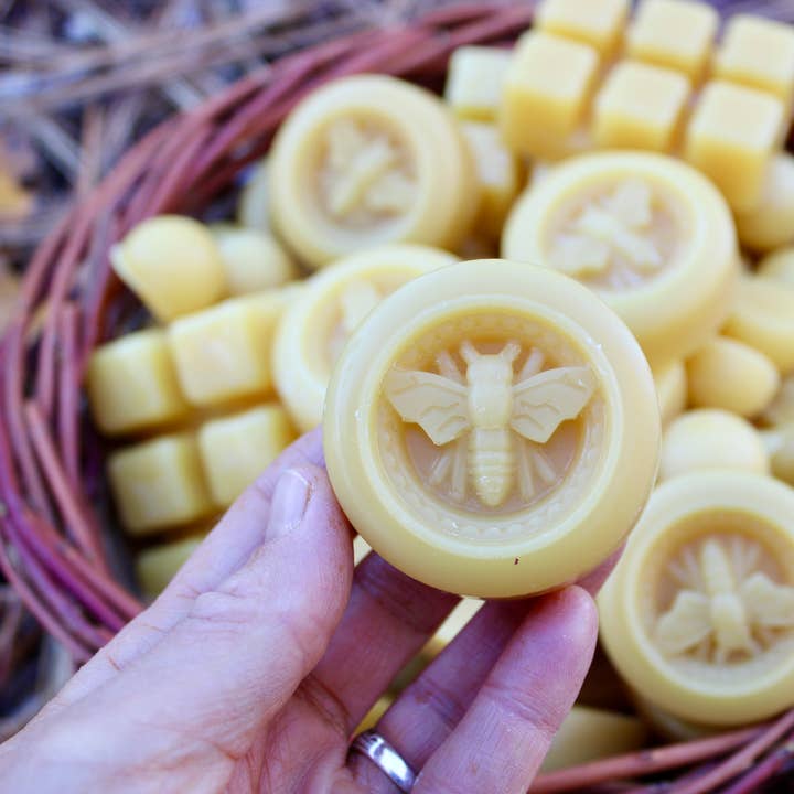 Palets de cire d'abeille jaune pour bougies DIY, soins du corps, artisanat pour la vente par Blue Sage Honey Co.
