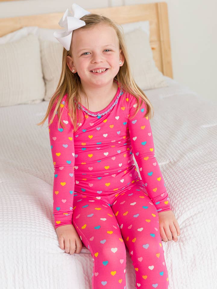 Ensemble de pyjama à manches longues à volants avec cœurs colorés en viscose de bambou pour filles SoftSnooze™ pour la vente par RuffleButts + RuggedButts