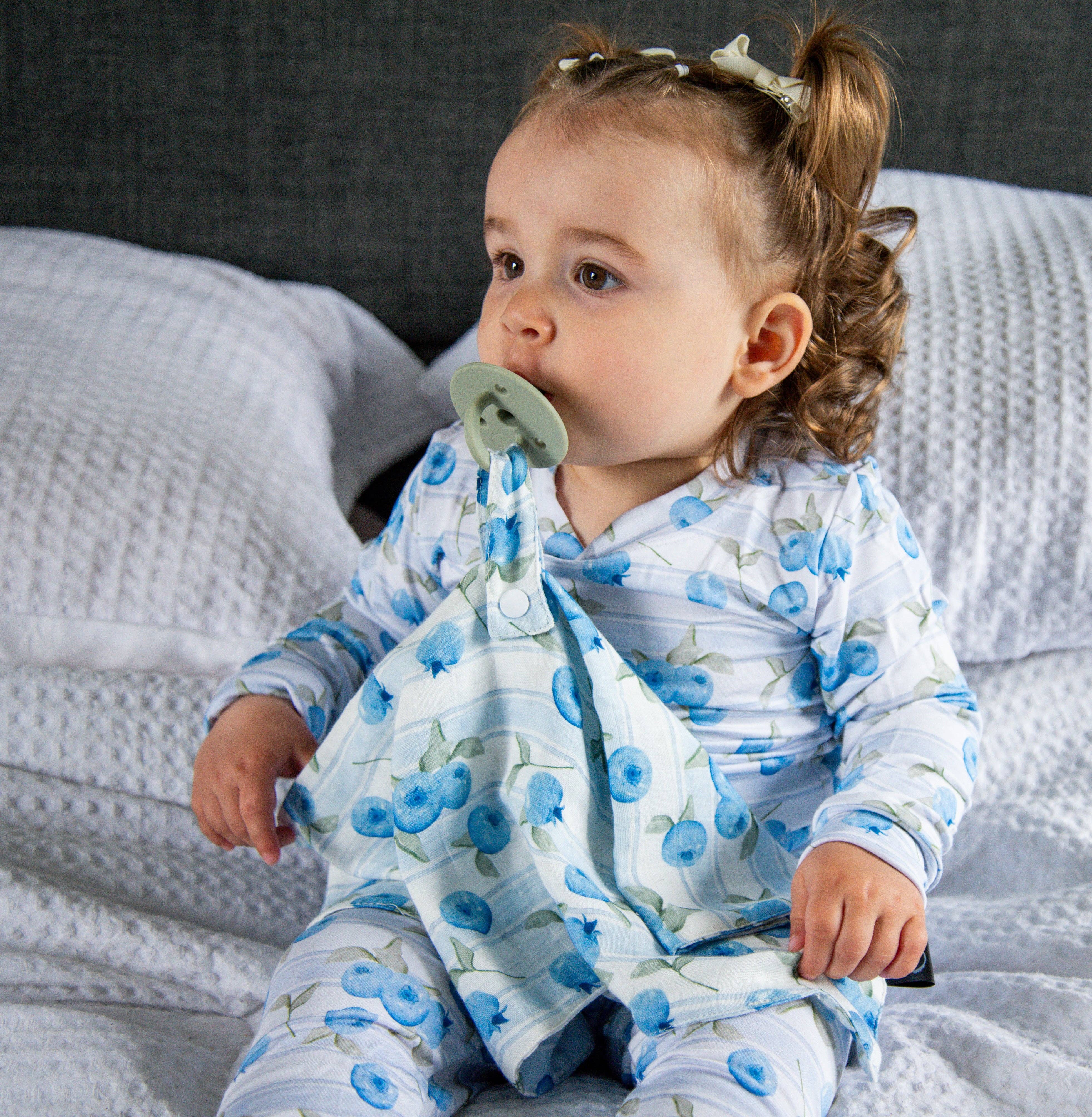 Création cocolyly inc. - Wholesale Pacifier Clip - Baby - Attache-suce bleuets en mousseline de bambou0