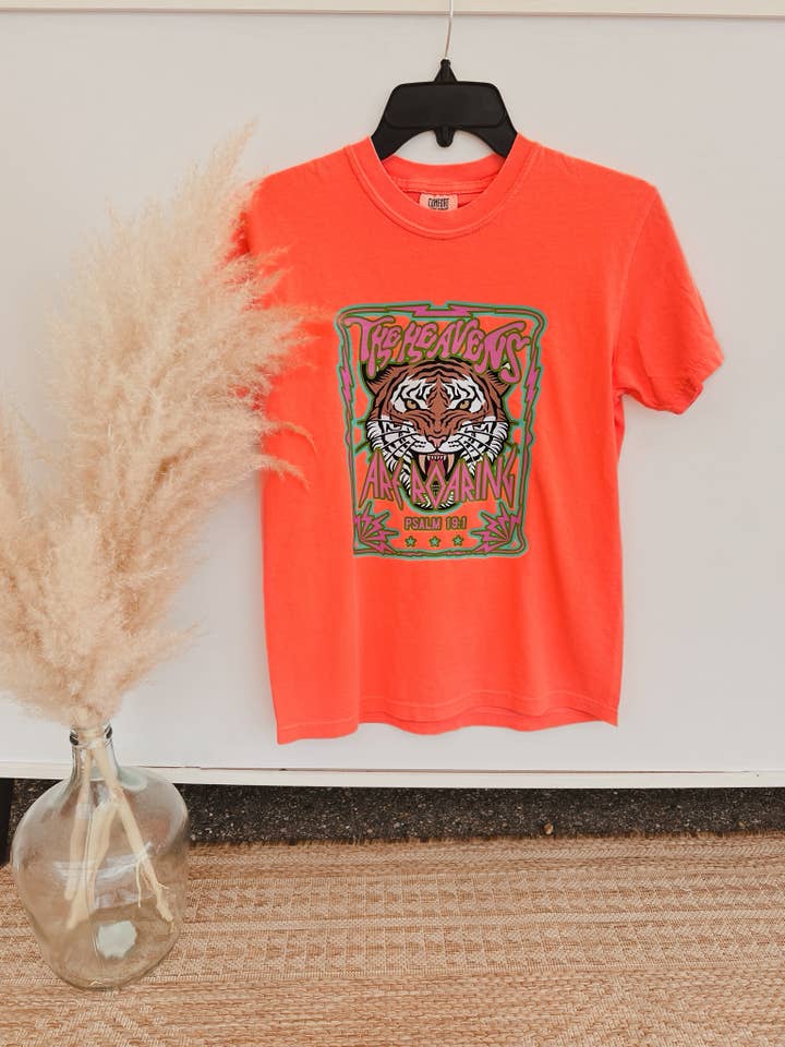 Christian the Heavens are Roaring T-shirt voor wholesale door Signs By Aprils LLC