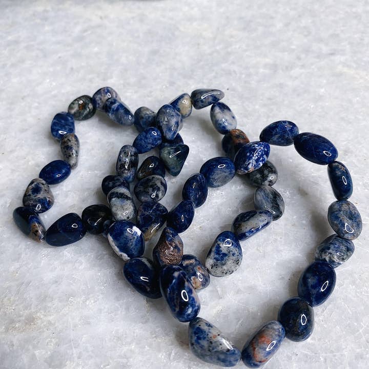 Pulsera de piedra volcada de sodalita elegida intuitivamente para venta al por mayor de Wild Alabaster