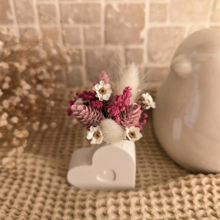 Maison Oline - Wholesale Decorative Tabletop Object - Jesmonite Heart + Dried Flowers4