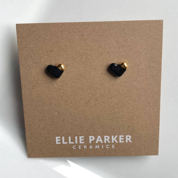 Hjertesort keramisk stud øreringe for engroshandel hos Ellie Parker Ceramics