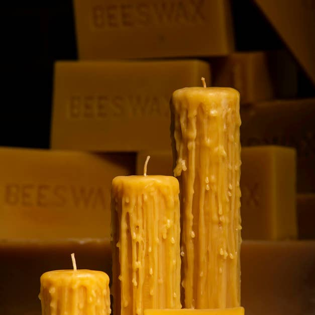 Bougie pilier coulante en cire d'abeille pour la vente par Waxing & Raining Handmade Goods